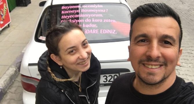 Eşi için aracın arka camına yazdığı yazı görenleri güldürdü