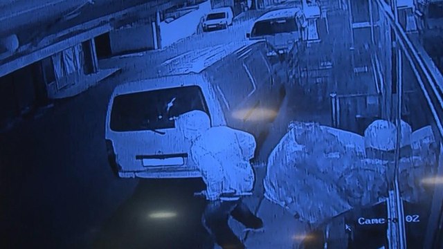 Kendi dükkanları gibi anahtarla girip kasayı çaldılar