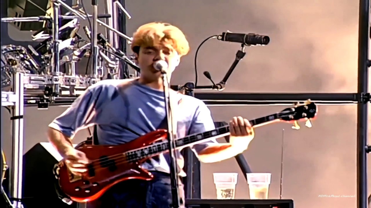 Pink Floyd chante "Another Brick in The Wall" en live