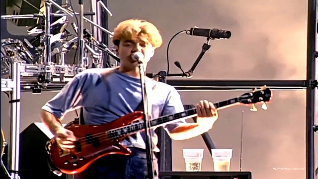 Pink Floyd chante Another Brick in The Wall en live