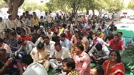 वेतन नहीं मिला तो काम छोड़ दरी बिछा कर बैठ गए कर्मचारी... देखिए Video