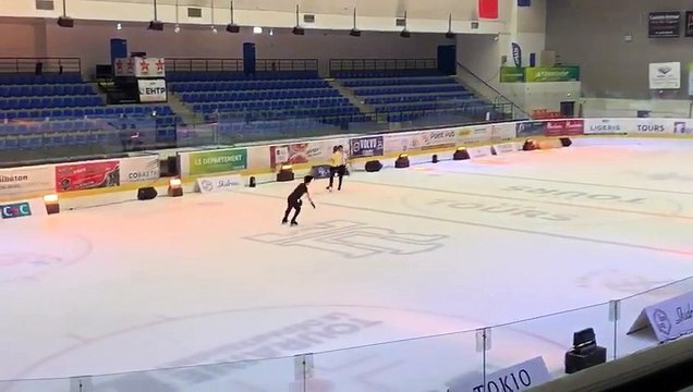 Performance d'Adam Siao Him Fa, patineur olympique français, à la patinoire de Tours le 7 avril 2022.