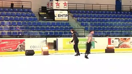 Performance de Kevin Aymoz, champion de France de patinage artistique, à la patinoire de Tours le 7 avril 2022.