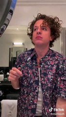 Charlie Puth compose "Light Switch" sur TikTok