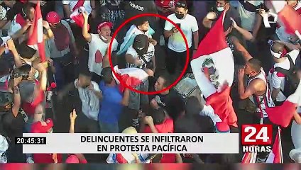 Скачать видео: Marcha contra Pedro Castillo: 20 efectivos policiales resultaron heridos durante protestas