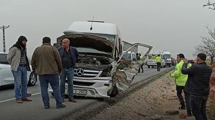 Öğrenci servisi ile tır çarpıştı: 4 yaralı