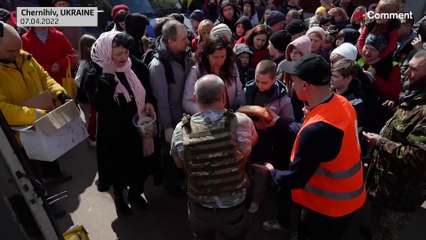 Жители Чернигова получают продовольственную помощь после вывода российской армии