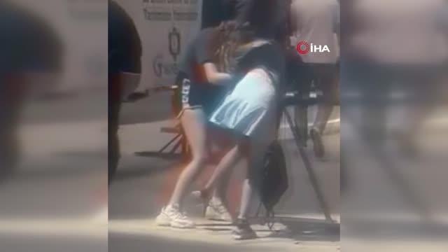 Kızların saç başa kavgası erkek arkadaşları tarafından böyle görüntülendi