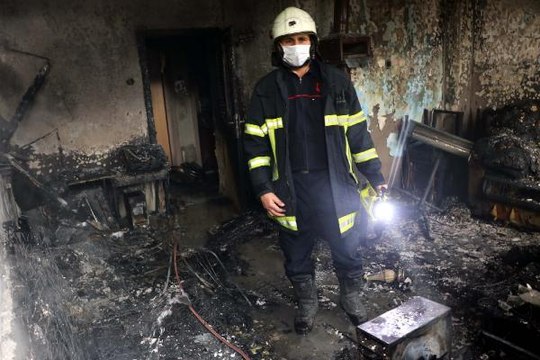 TİNERLE SOBAYI TUTUŞTURMAK İSTERKEN EVİ YAKTI