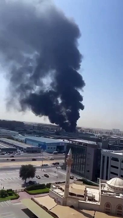 Massive fire breaks out in Dubai