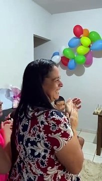 Menina fã da PM ganha surpresa de policiais durante festa de aniversário em Umuarama