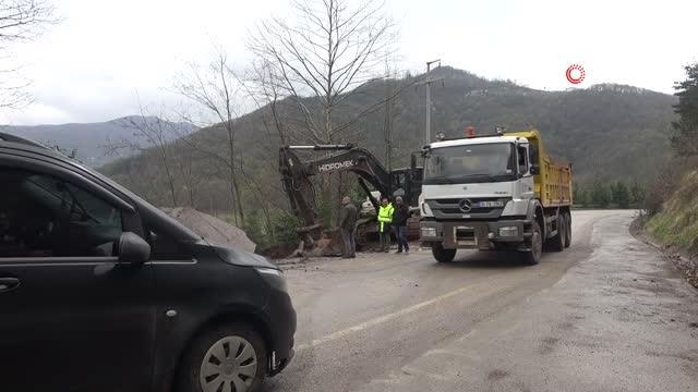 Şiddetli yağış heyelana neden oldu, yol çöktü