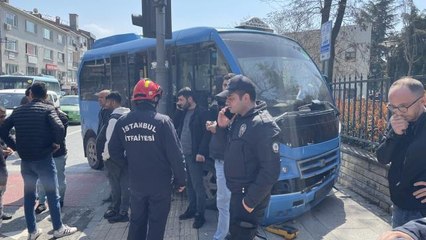 Kadıköy'de kaldırıma çıkan yolcu minibüsünün çarptığı 2 kişi yaralandı