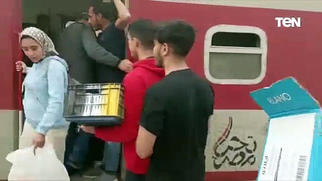 شاهد.. الشراقوة يوزعون وجبات الإفطار على ركاب القطار