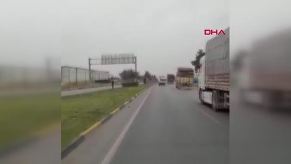 SEYİR HALİNDEKİ KAMYONETTEN MİNDERLER YOLA SAÇILDI