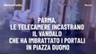 Parma, le telecamere incastrano il vandalo che ha imbrattato i portali in piazza Duomo