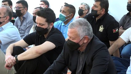 الملك وولي العهد يؤديان صلاة الجمعة في العقبة