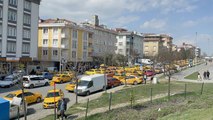 İstanbul'da taksimetre güncellemek isteyen taksiciler uzun kuyruklar oluşturdu