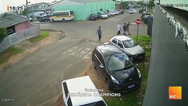 Bêbado, motorista fura preferencial, colide contra automóvel atropela pedestre