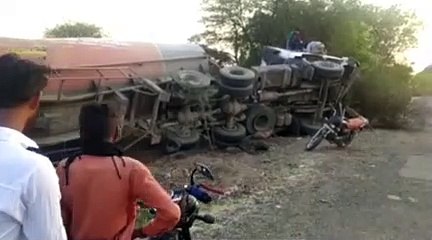 सीमेंट का ट्रोला पलटा, पेड़ से बंधी एक भैंस घायल