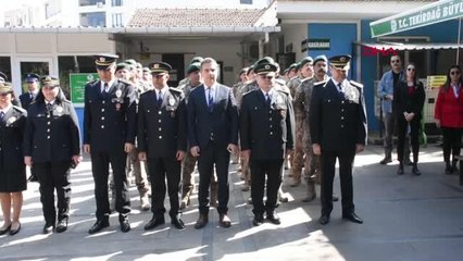 Tải video: Son dakika haberleri | EMNİYET MÜDÜRÜ, ROZETİNİ ÖPEREK ŞEHİDİN OĞLUNA HEDİYE ETTİ