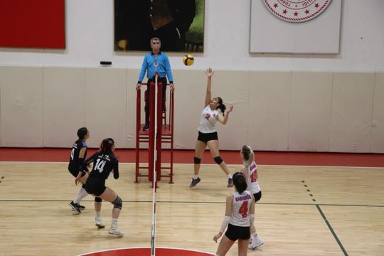 Genç kızlar voleybol grup eleme müsabakaları Karabük'te düzenleniyor