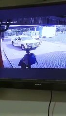 Un hombre esposado le sacó el arma a un policía y le disparó a quemarropa