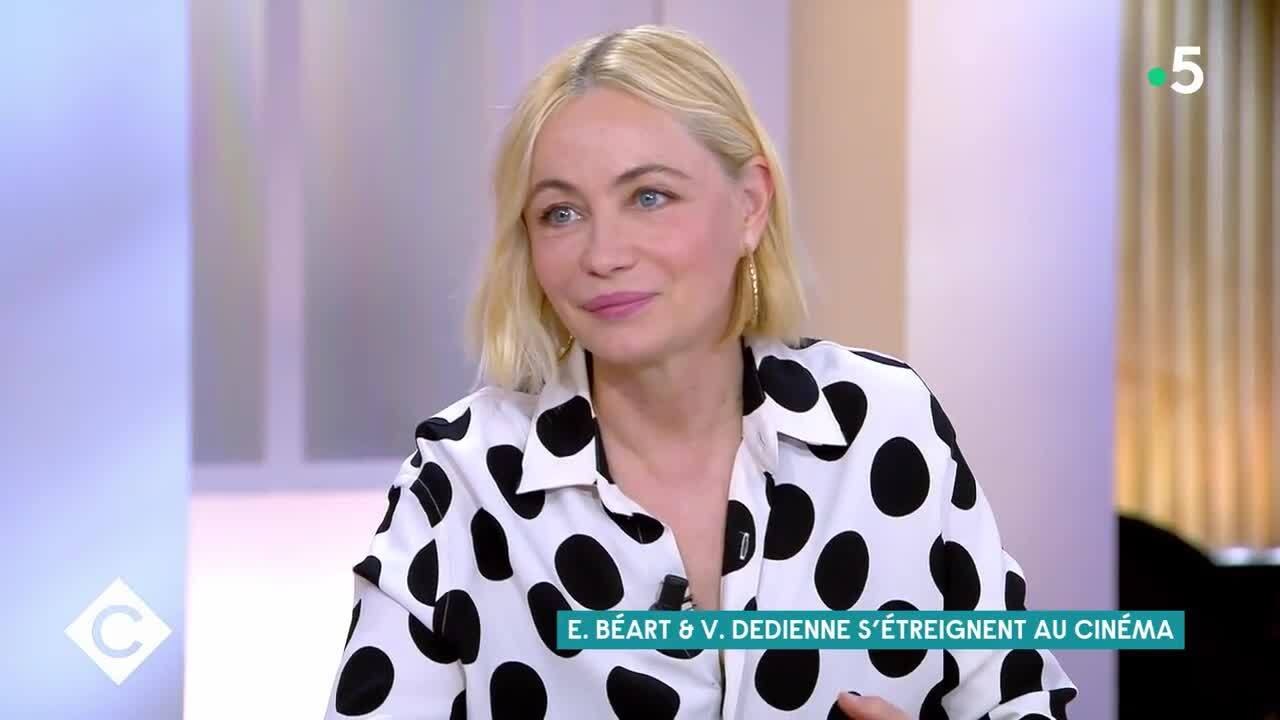 GALA VIDEO - Emmanuelle Béart folle amoureuse de Dave : cette surprenante anecdote
