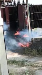 33 केवी बिजली ग्रिड में आग लगने से धूं-धूं कर जला ट्रांसफार्मर, मची अफरातफरी, देखिए वीडियो...