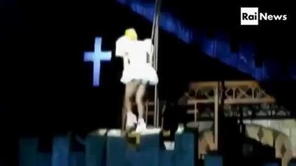 Lady Gaga frappé à la tête ( barre de fer )