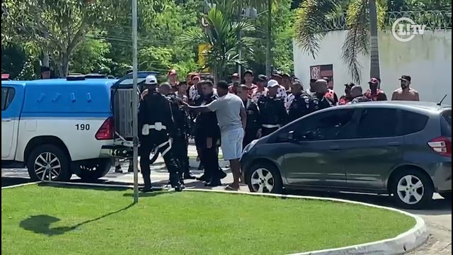 Protestos de torcedores do Flamengo em frente ao Ninho geram tensão na chegada de jogadores