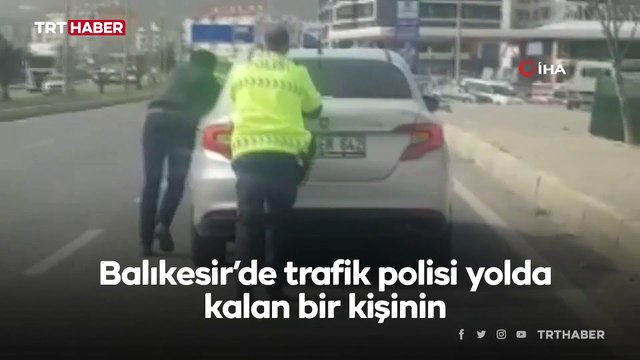 Arızalanan otomobili polis arkadan itti
