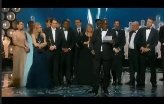 Gala.fr - oscars 2014 -Steve Mc queen saute de joie