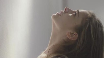 Gala.fr- Charlotte Le Bon hypnotisée par Yanis