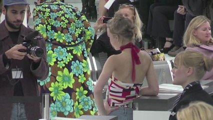 Gala.fr- Lily Rose au défilé Chanel