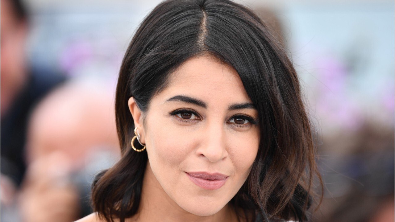 VOICI - Leïla Bekhti balance des photos « dossier " de son mari et ses amis célèbres, et c'est très drôle