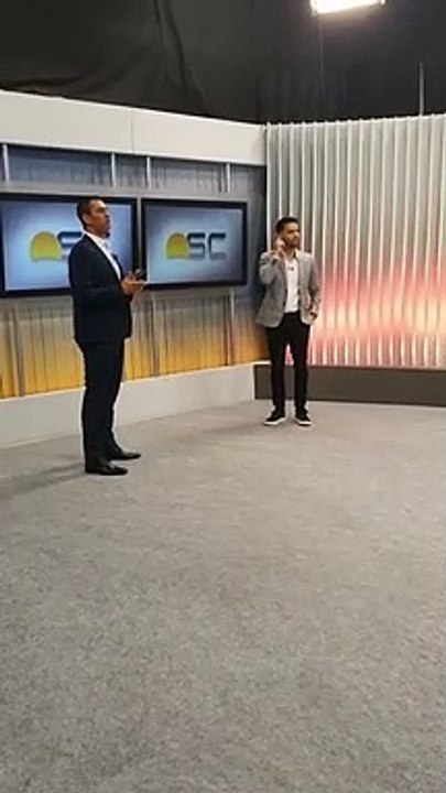 Despedida emocionante marca saída de Faraco e entrada de Douglas Márcio no Bom dia SC; veja vídeo