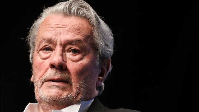 VOICI - Anouchka Delon mariée à Julien Dereims : son père Alain Delon était-il présent à la cérémonie ?
