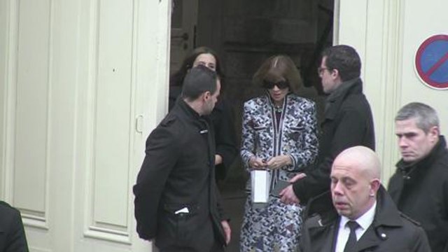 Gala.fr - Vidéo: Cara Delevingne et son chien au défilé Chanel Haute couture