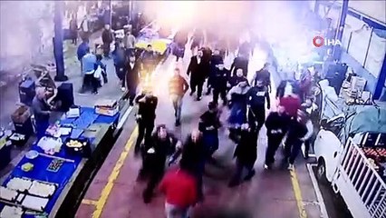 Saldırgana öfkeli pazarcıları polis sakinleştirdi! Pazar yerinde pompalı dehşeti kamerada
