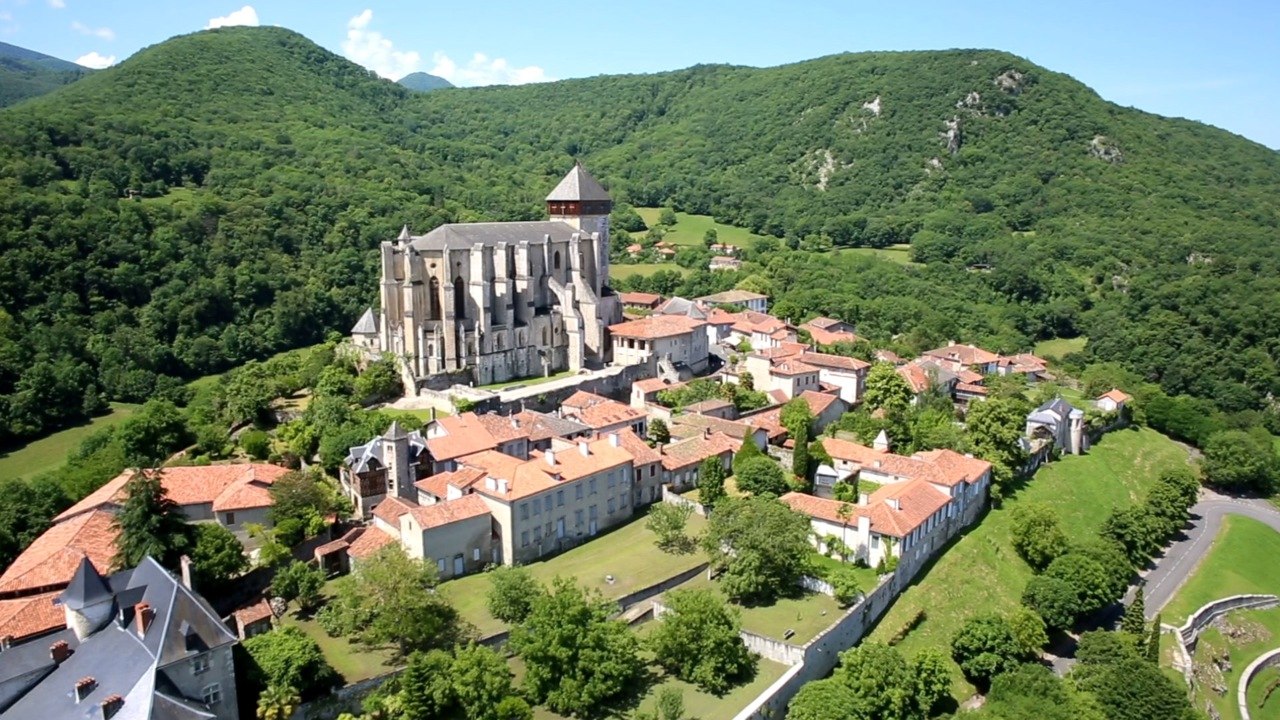 Vue du ciel : la cathédrale de Saint-Bertrand de Comminges [GEO]