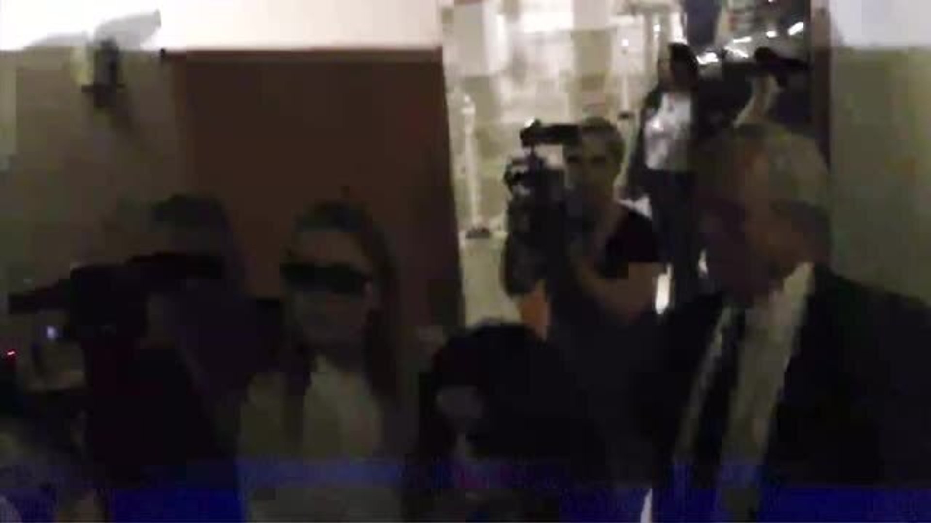 ⁣Gala.fr- Amber Heard sort du tribunal