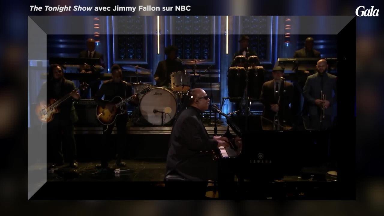 GALA VIDEO - Stevie Wonder déclare son amour à Michelle Obama en chanson