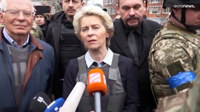 Von der Leyen visita una fosa común de civiles masacrados en Bucha