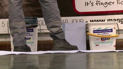 Colleur d'affiches dans le métro, un métier vieux de 70 ans