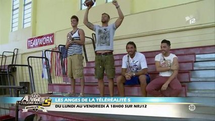 Les Anges 5 : Samir se dénude pour un shooting