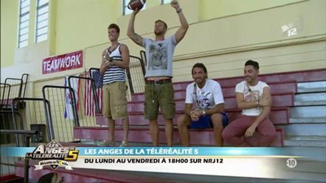 Les Anges 5 : Samir se dénude pour un shooting