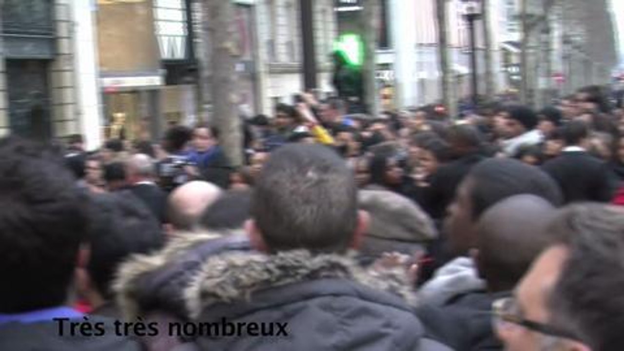 Shakira présente ses parfums chez Sephora sur les Champs-Elysées