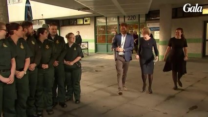 GALA VIDEO  - Prince Harry a rencontré des ambulanciers londoniens