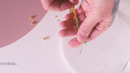 Débutant : Un bracelet en cuir à pendentifs